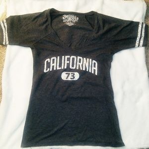 California v-neck tee