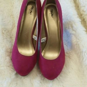 Purplish-pink heels.