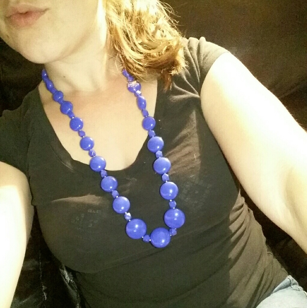 Blue/round bead necklace