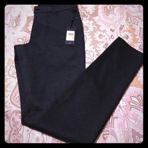 NWT Tommy Hilfiger sz4 skinny leg pants.