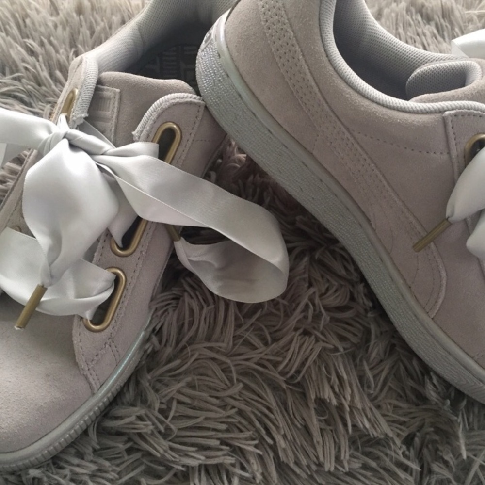 NIB Women's Puma Suede Sneakers. SATIN LACES .