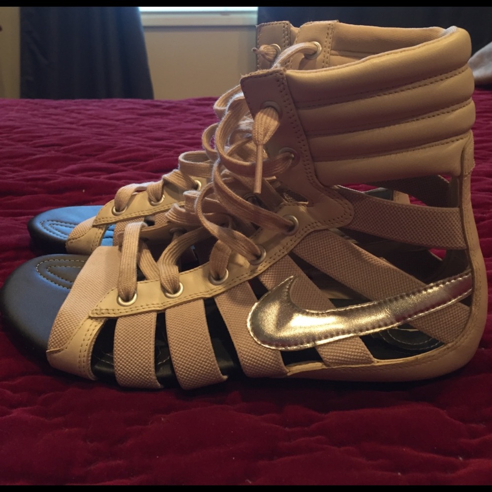 Nike gladiator sandals size 7