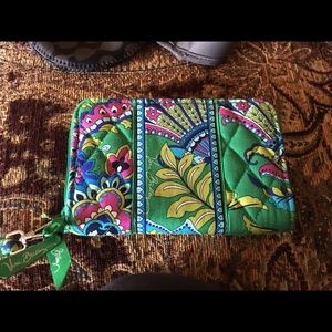 NWT! Vera Bradley zip around wristlet