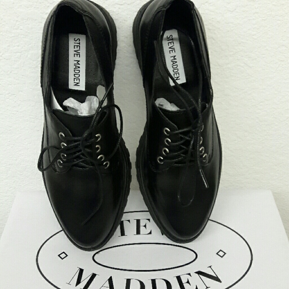 Brand new leather size 6 shoes in Steven madden