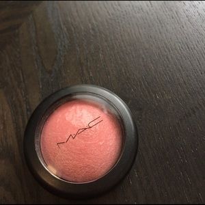 MAC blush Azalea in the afternoon