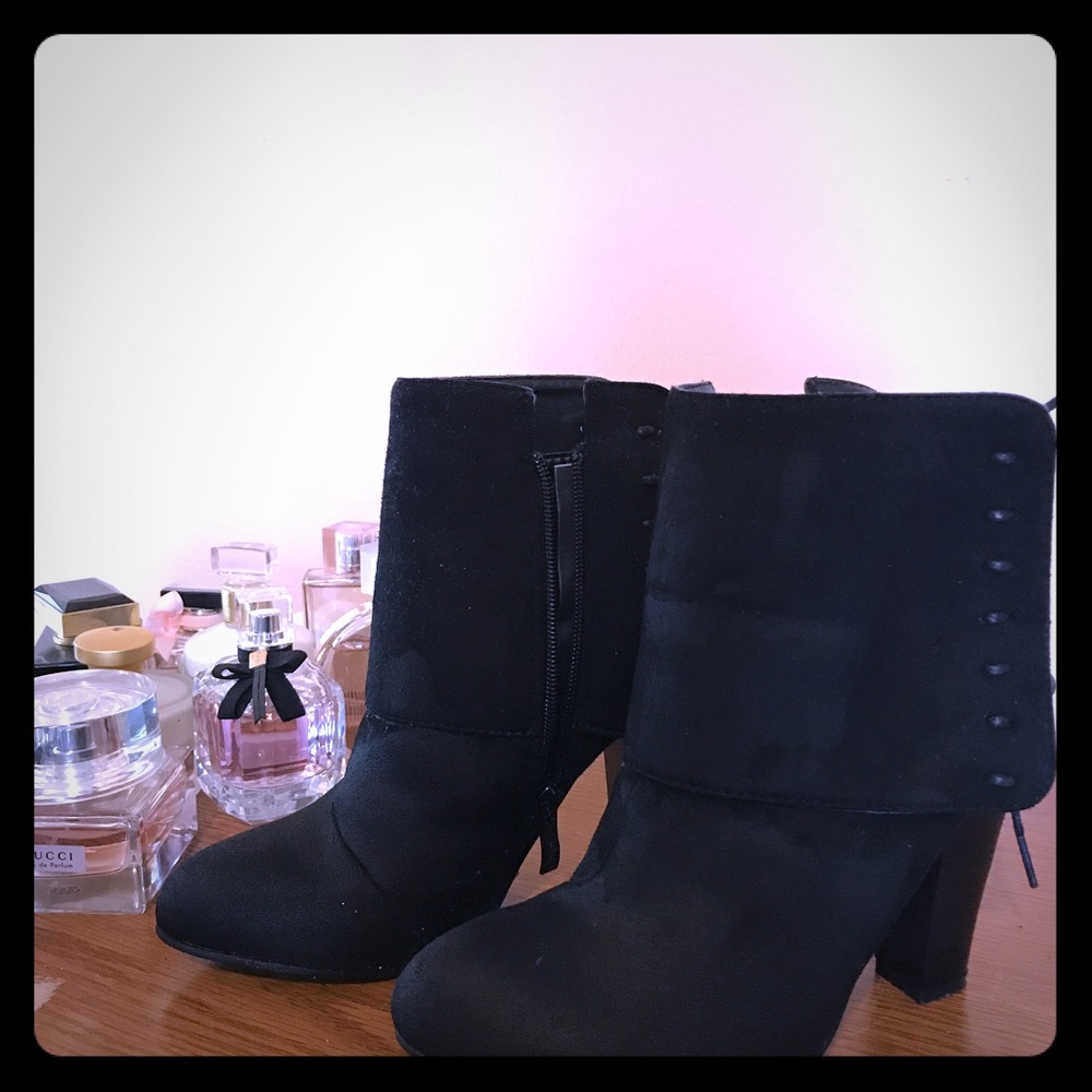 Lovely pair of booties!! All seasons!! 🎁