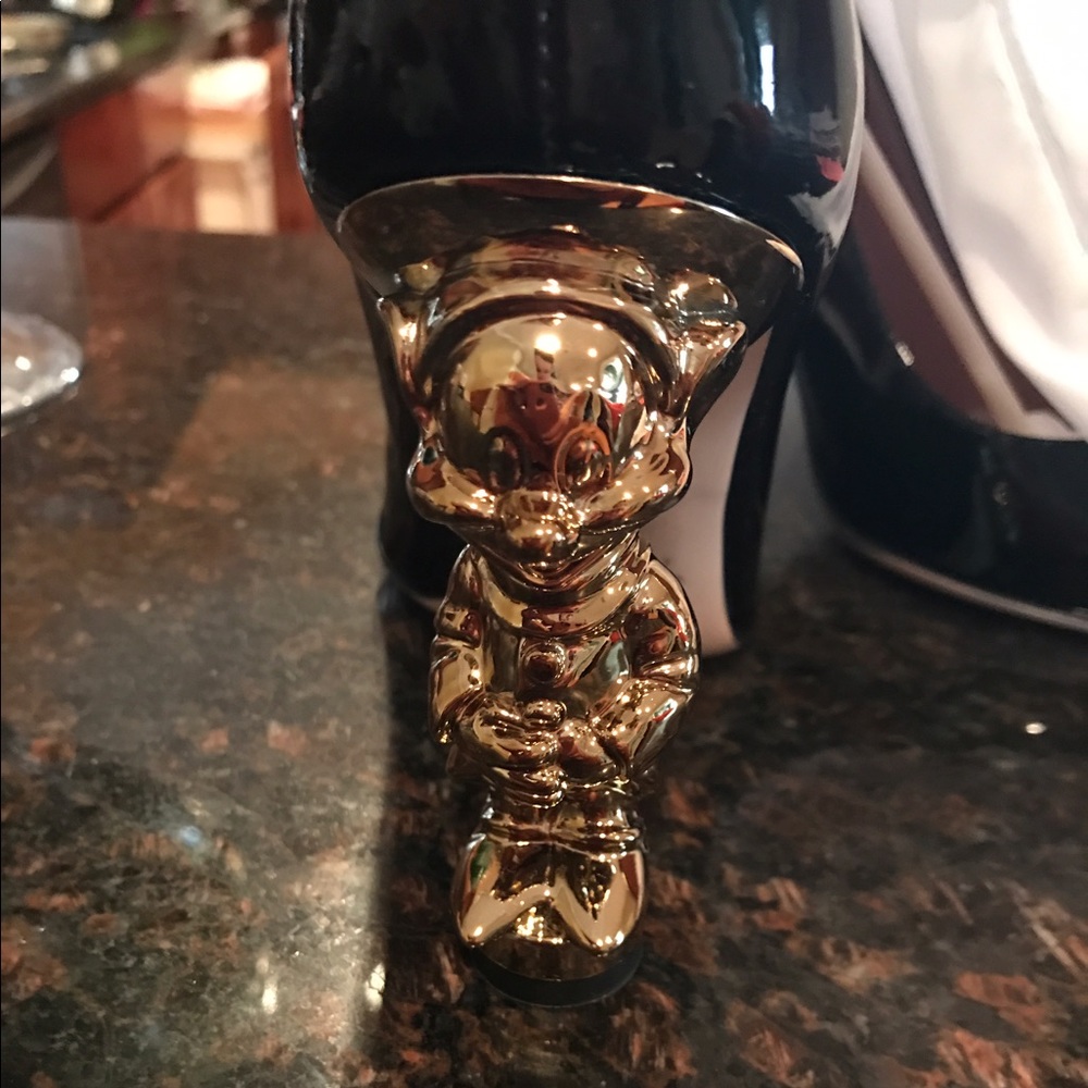 New never been worn black w gold dopey heel