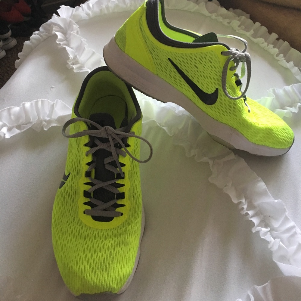 Nike Zoom Fit Sneakers