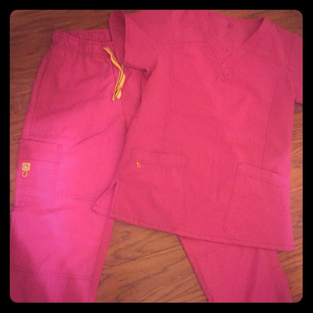 Pink wonderwik scrub set!