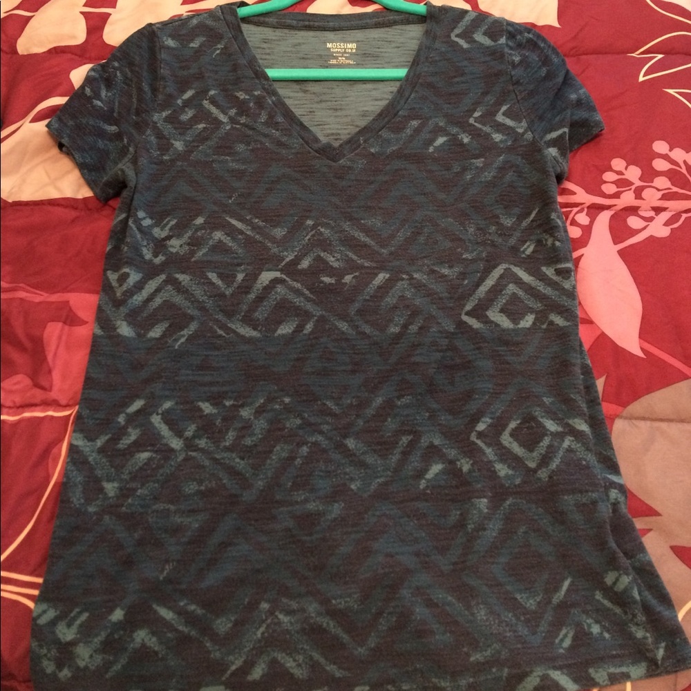 Blue patterned v-neck t-shirt