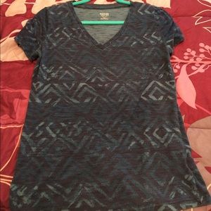 Blue patterned v-neck t-shirt