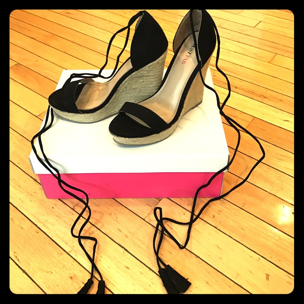 **PRICE DROP**Black Wedge Sandal w/ tassel size