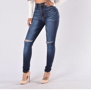 Dark blue jeans high waisted