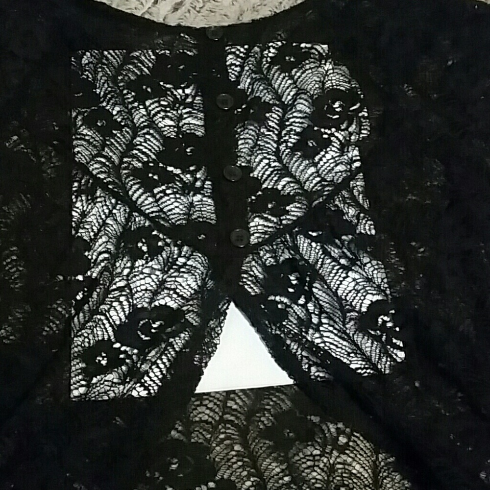 Black lace split-back sleeved crop with buttons - Picture 2 of 4