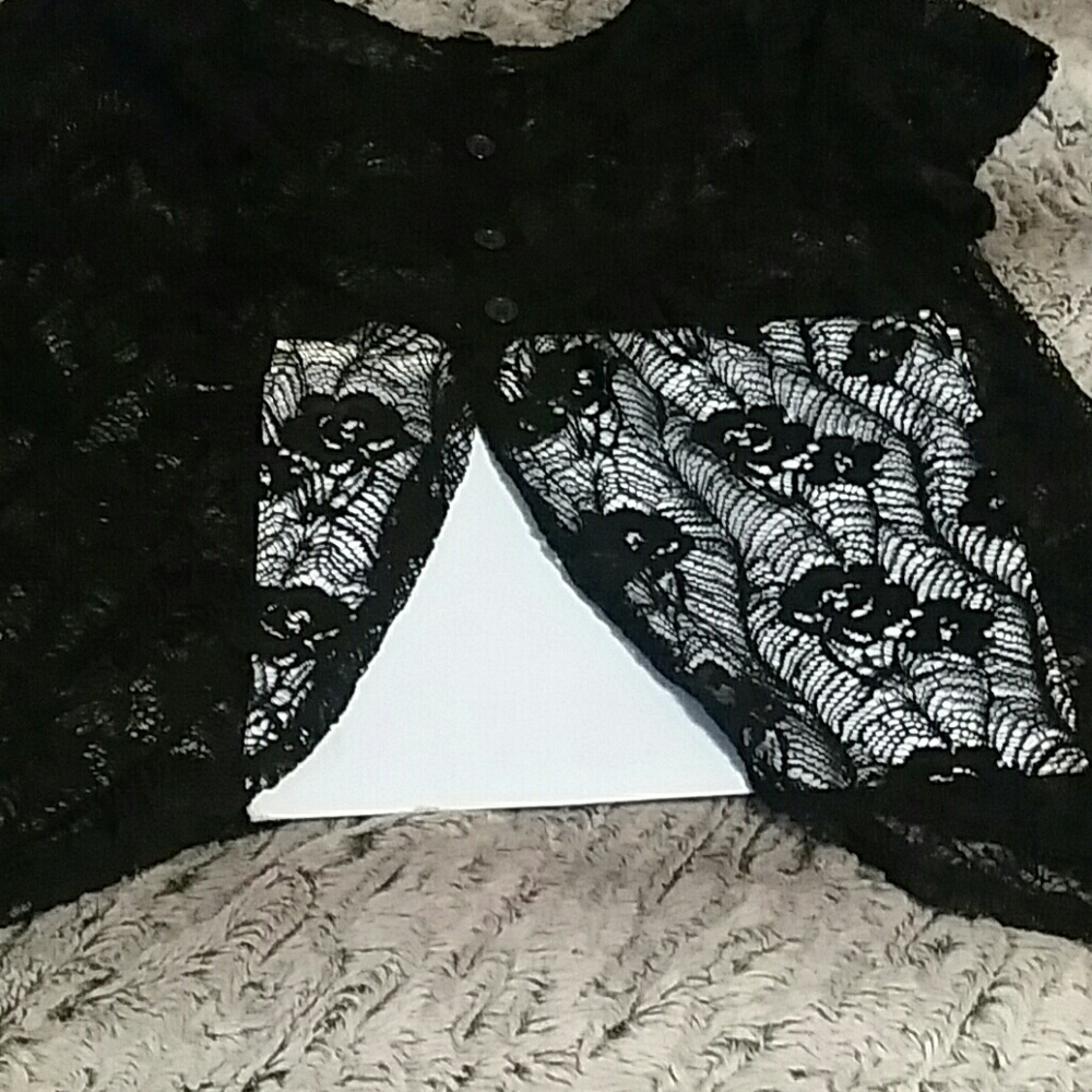 Black lace split-back sleeved crop with buttons - Picture 4 of 4