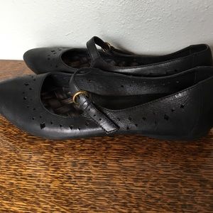 Born 8.5 cute laser cut black flats