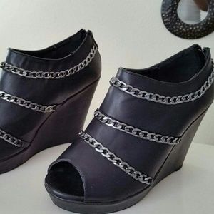 Black wedges...with chain detail!!