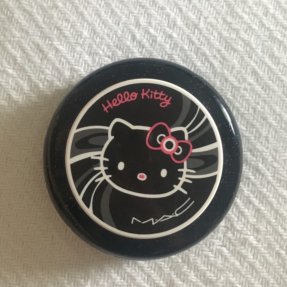 LE MAC x Hello Kitty Beauty Powder