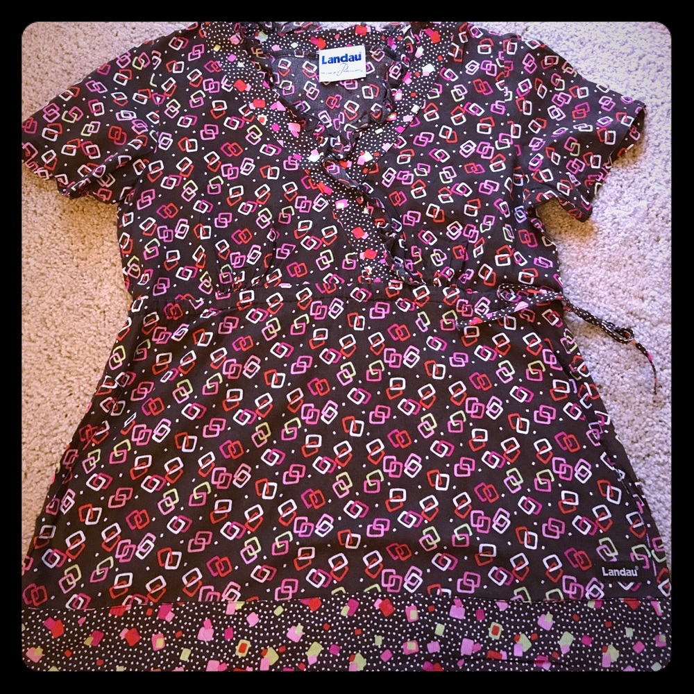 Landau scrub top