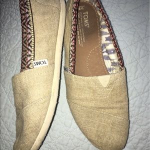 Women's Size 8 canvas Tom's with tribal detailing