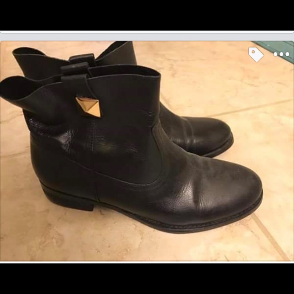 Express size 7 leather booties