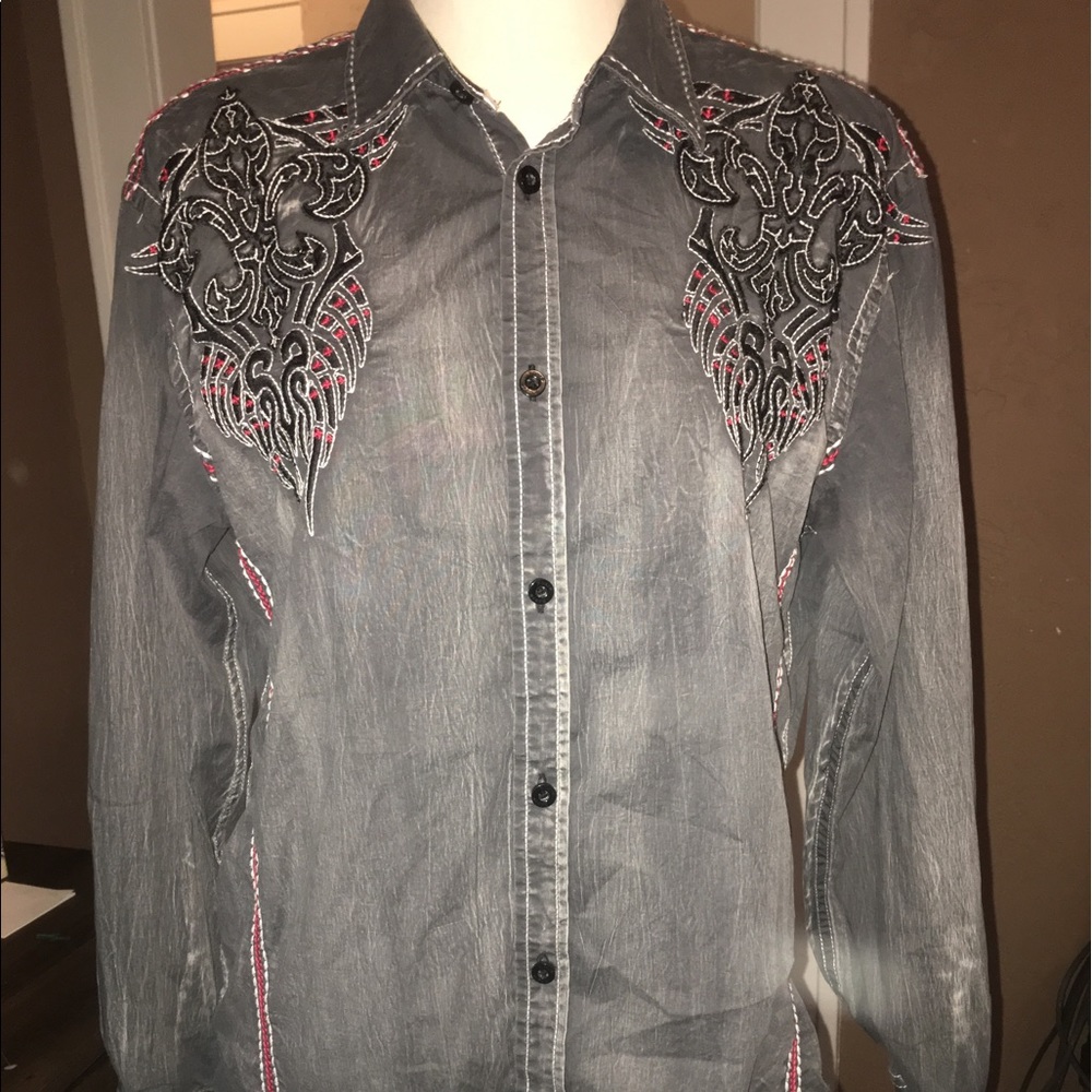 Size Med Men's Roar long sleeve shirt.