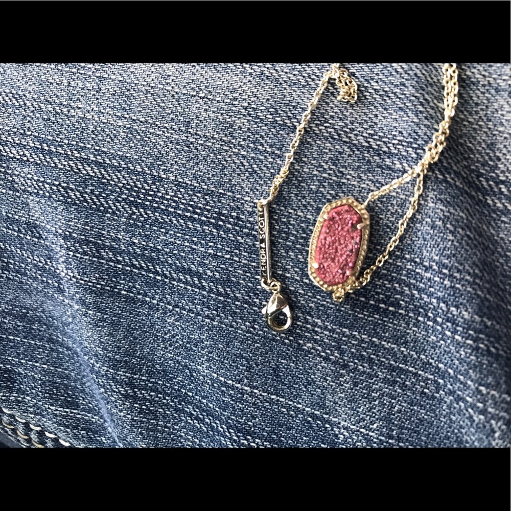 Kendra Scott necklace