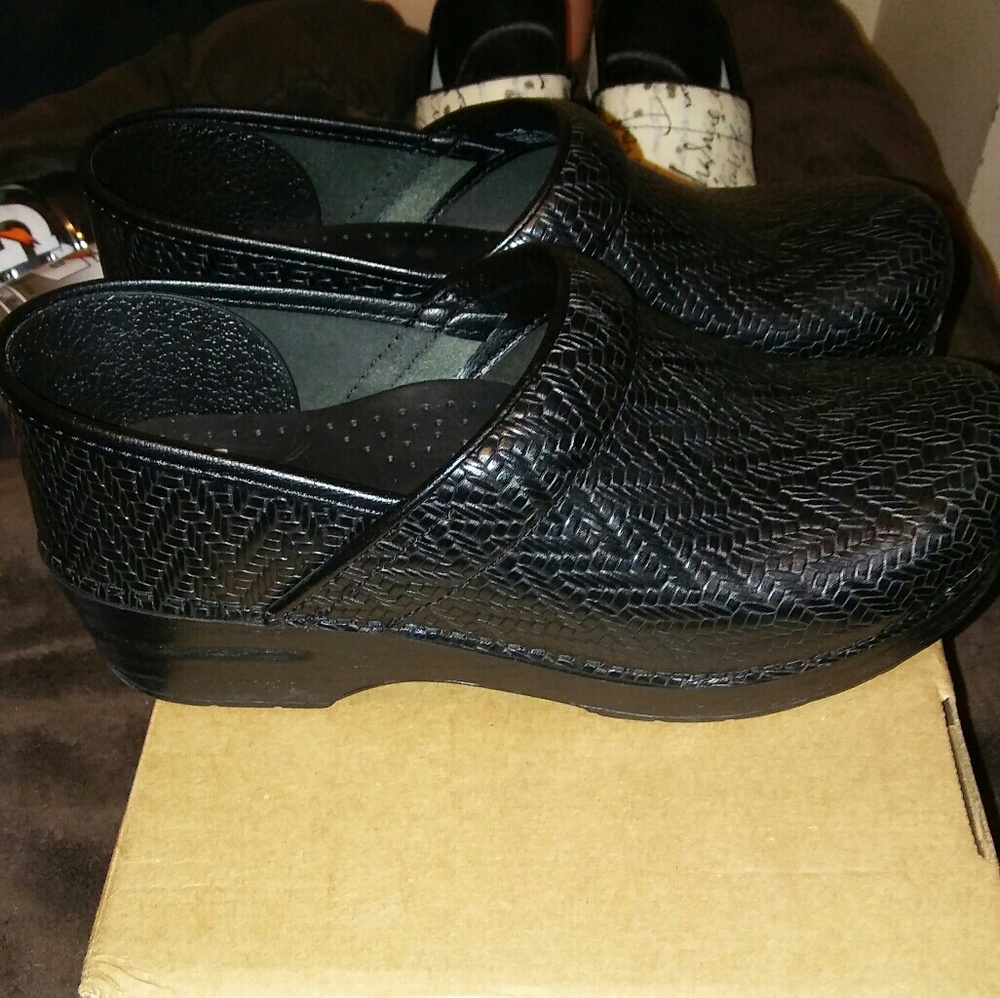 Adorable black danskos with zig zag print