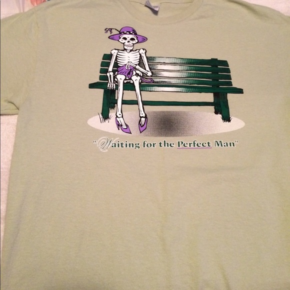 Gildan Tops - T Shirt "Waiting on the perfect man"