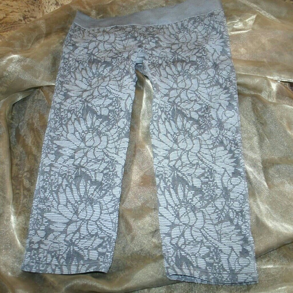 Fabletics exercise crop leggings