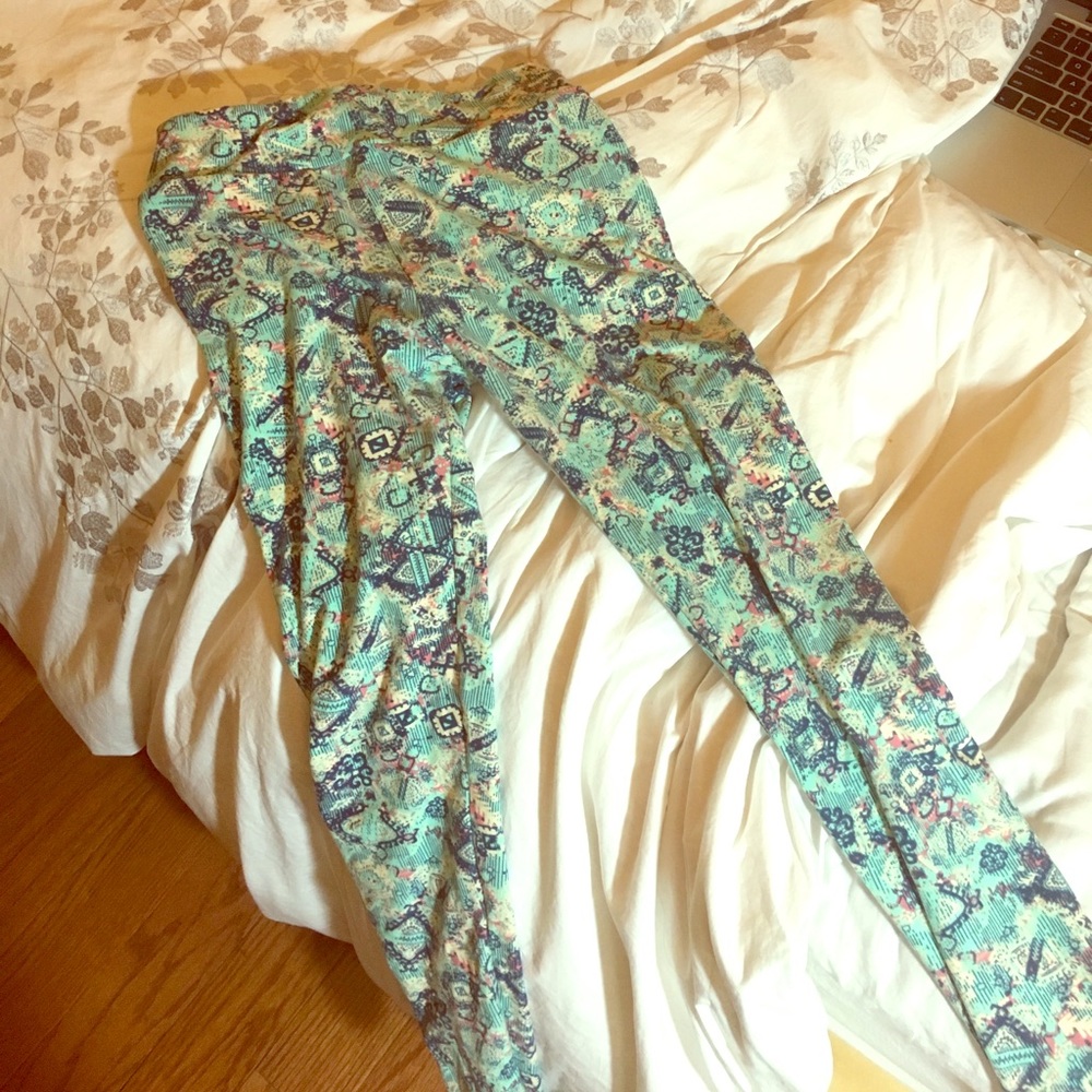 Lularoe One size leggings! Beautiful pattern