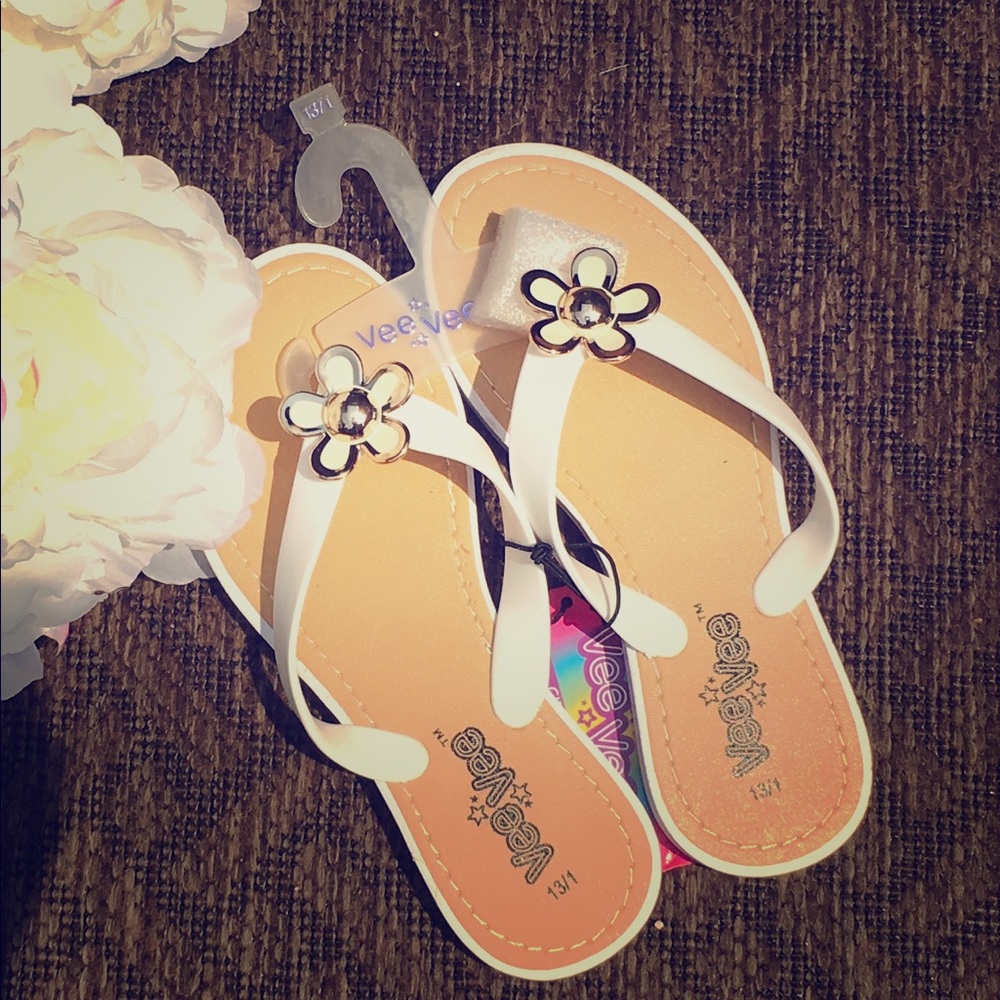 Adorable Girl's Shoes White w/Gold 🌸Detail