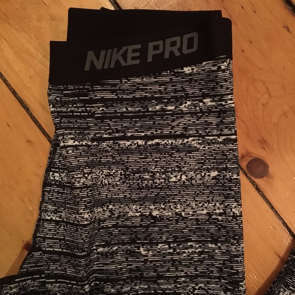 Nike Pro Leggings - Picture 3 of 4