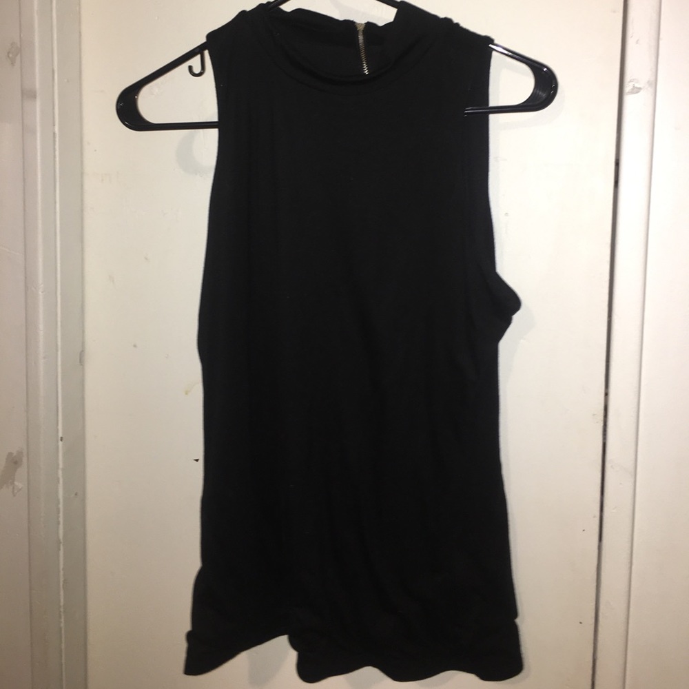 Sleeveless high neck blouse.