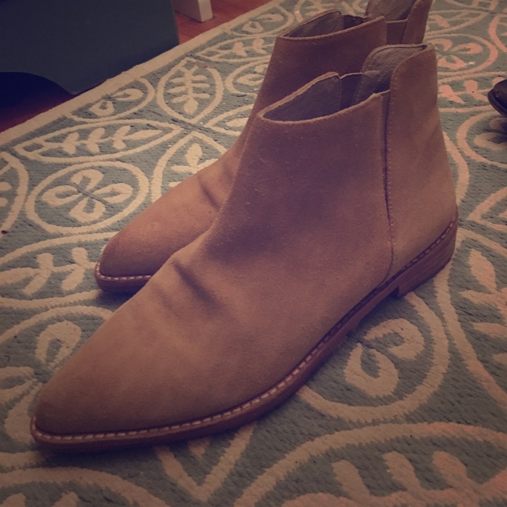 Pointy toe suede boots