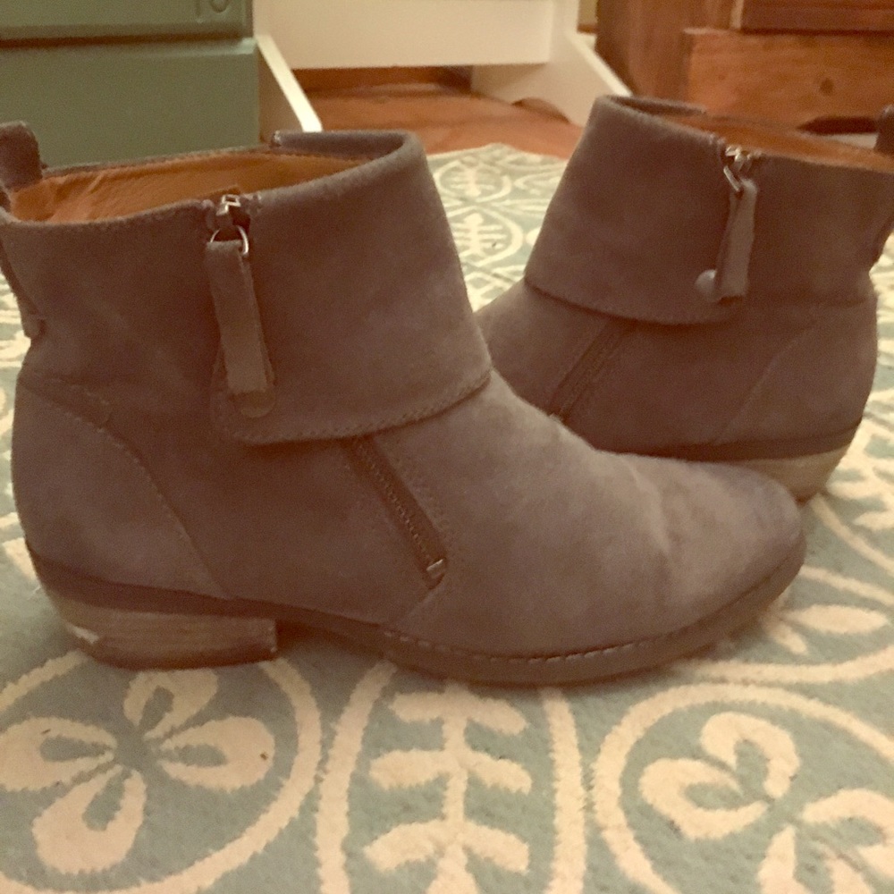 Grey leather Nine West ankle boots.