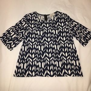 Everly Size L Navy and White Geometric Top