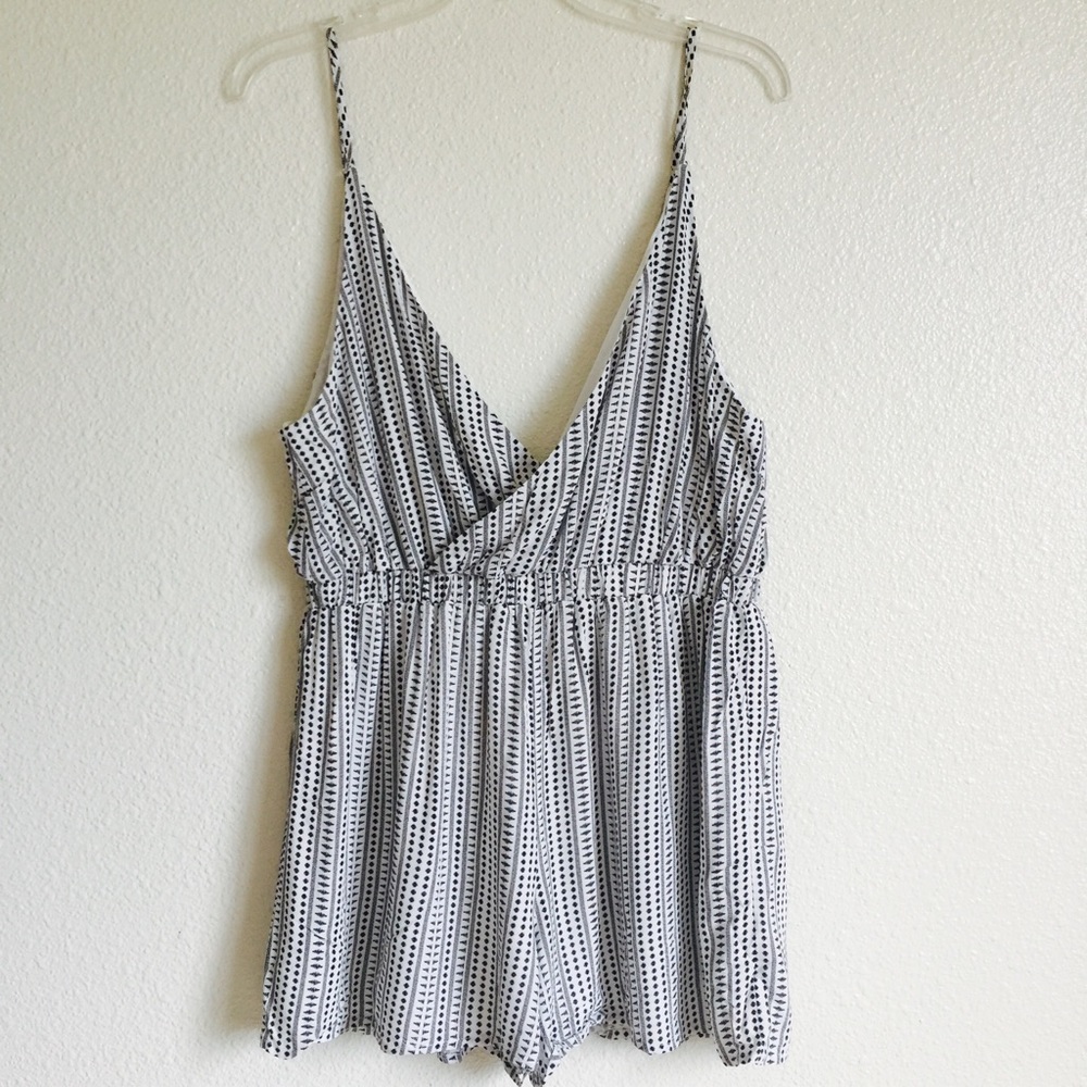 Cross Front Printed Romper - Picture 3 of 8