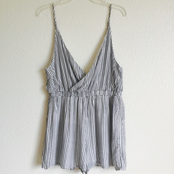 Cross Front Printed Romper - Picture 3 of 8