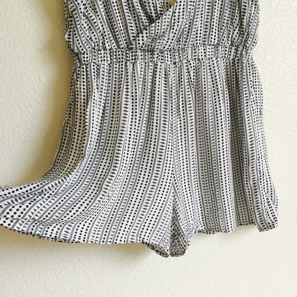 Cross Front Printed Romper - Picture 4 of 8