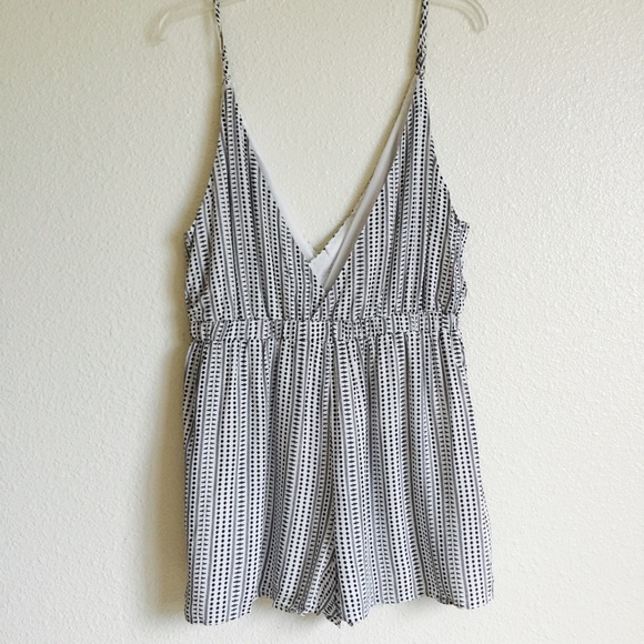 Cross Front Printed Romper - Picture 6 of 8