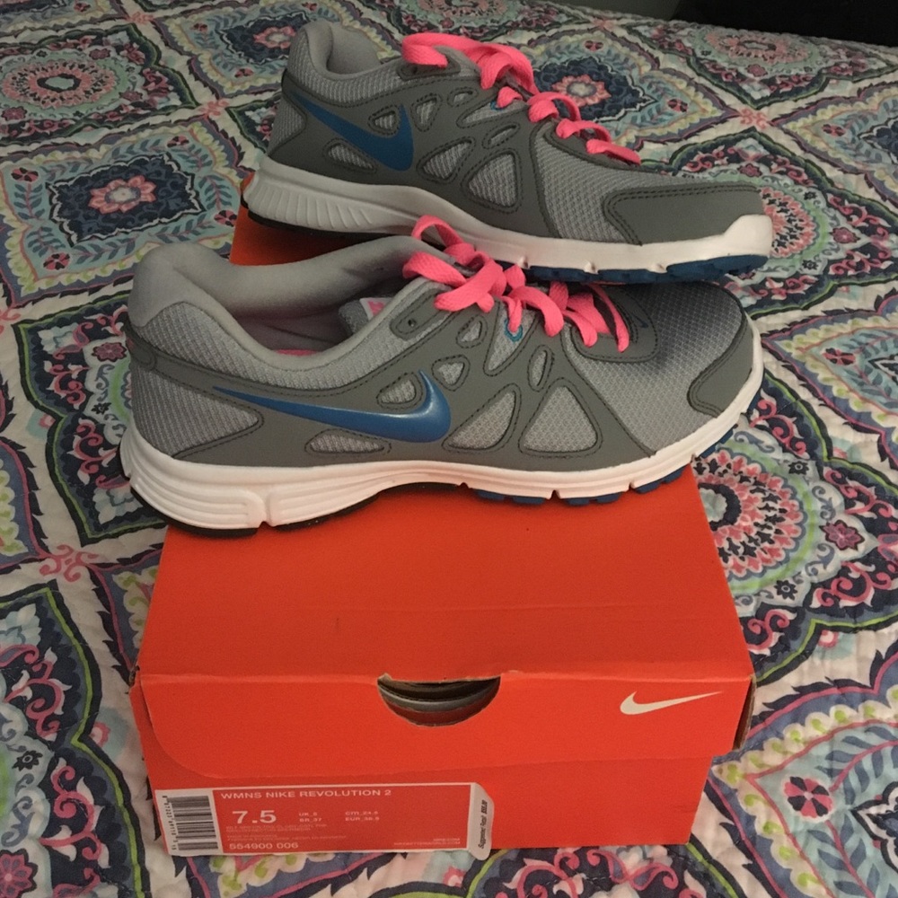 Nike Women's Revolution 2 Size 7.5