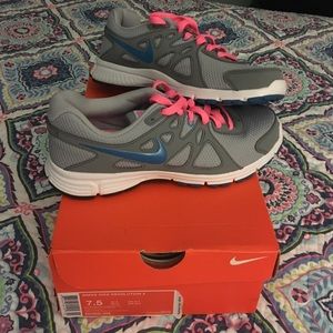 Nike Women's Revolution 2 Size 7.5