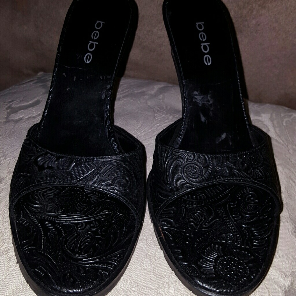 NWOT Bebe. Non slip platform. Must have