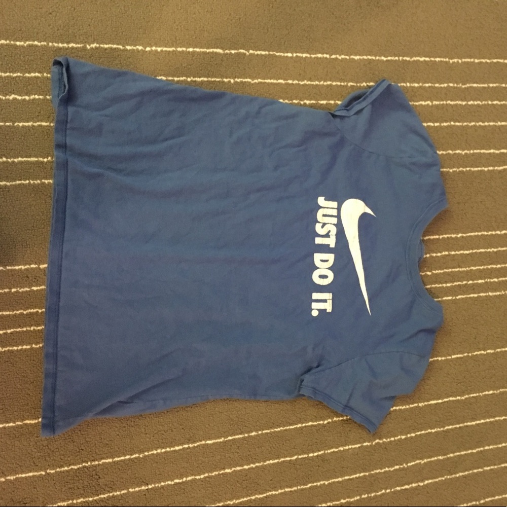 Dark blue Nike tee