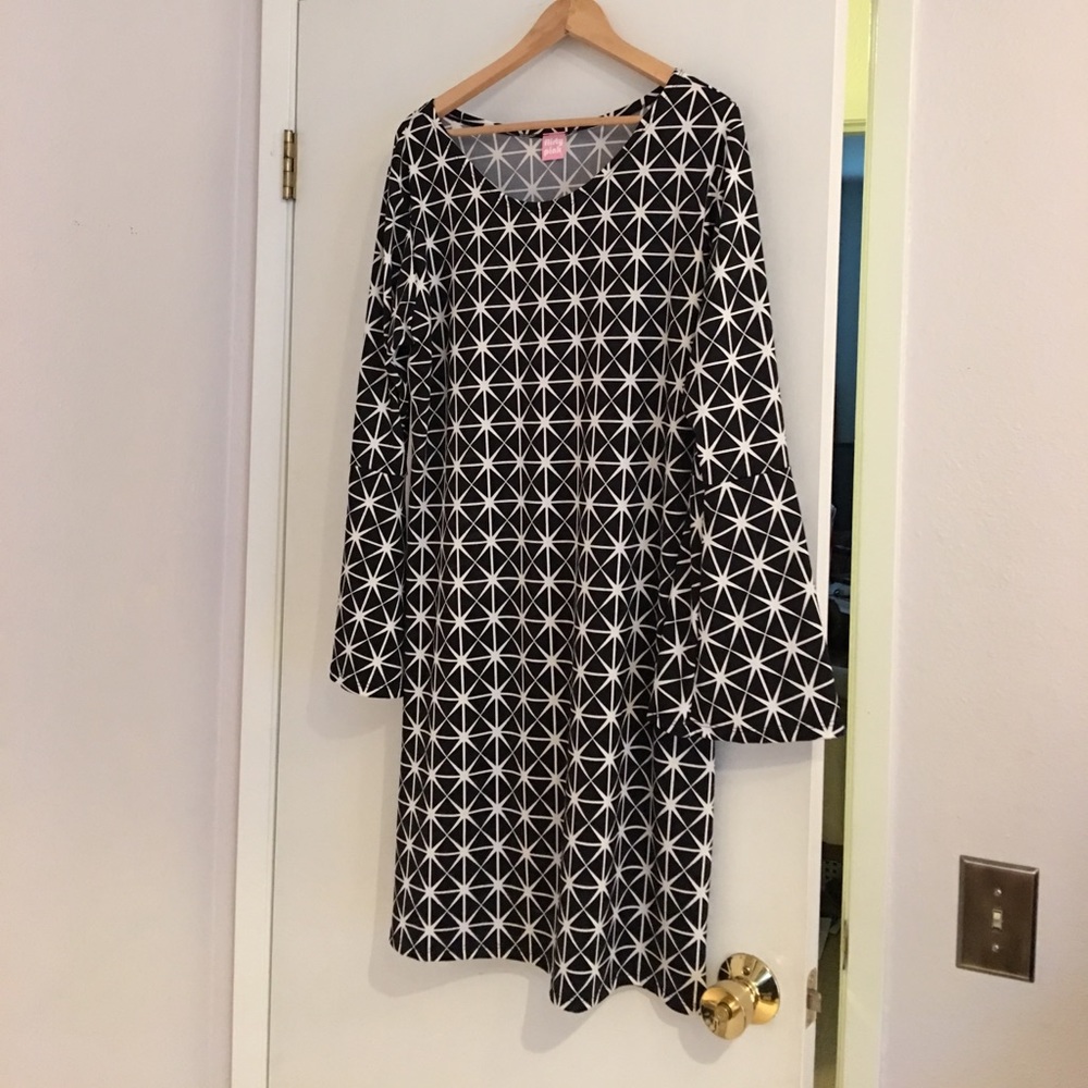 Scoop neck black/white graphic dress
