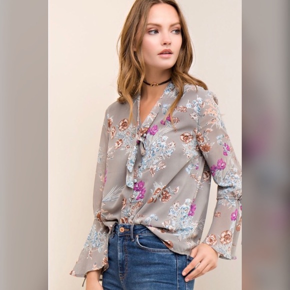 🌸🆕Kaila Bell Sleeve Blouse - Picture 3 of 7