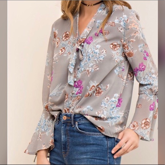 🌸🆕Kaila Bell Sleeve Blouse - Picture 5 of 7