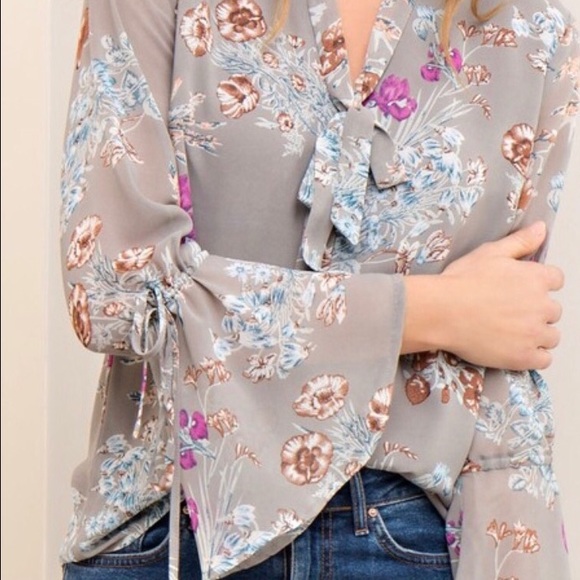 🌸🆕Kaila Bell Sleeve Blouse - Picture 6 of 7