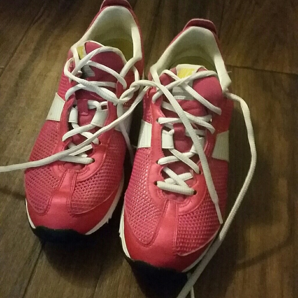 Woman's Nike Tennis Shoes